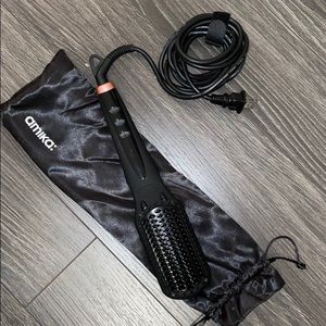 AMIKA - Hair straightening brush 💓